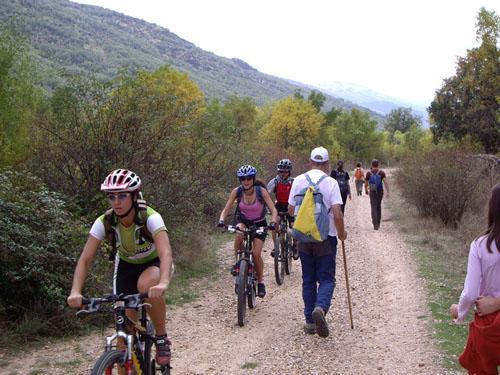 Personas caminando por una vía pecuaria