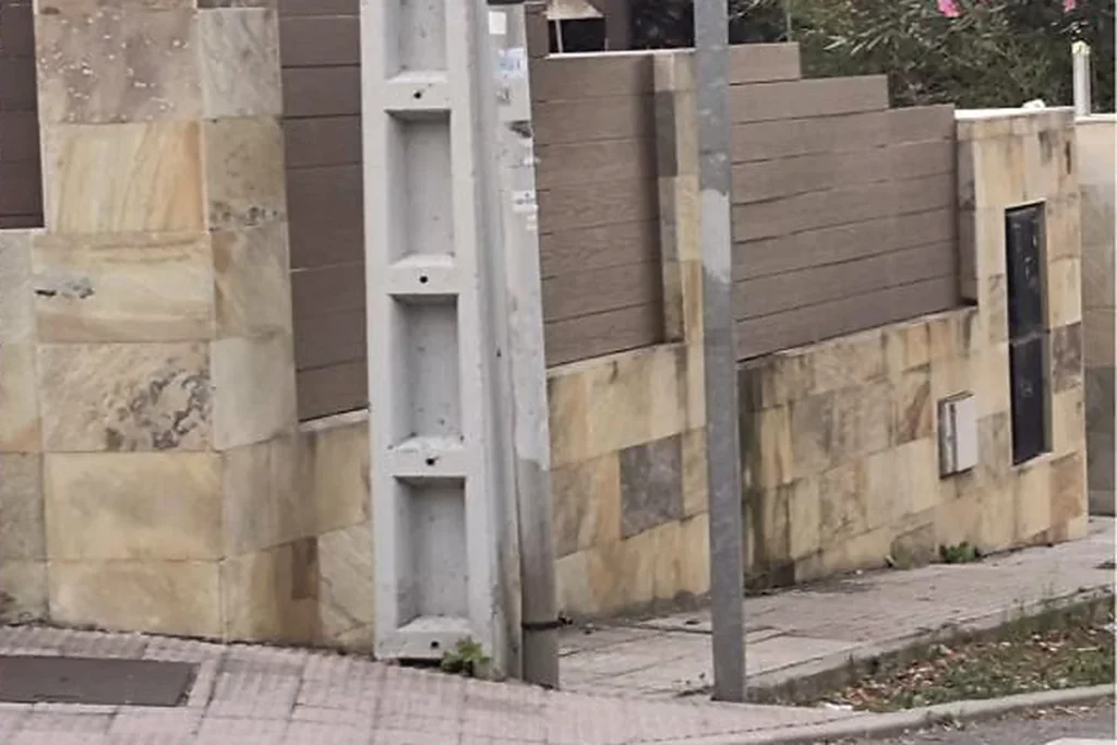 Poste ocupando una acera estrecha en Galapagar